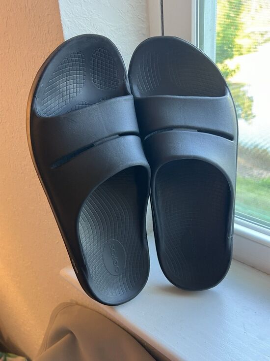 OOFOS OOahh Recovery Slide Sandals in Black Men’s 12 | Women’s 14